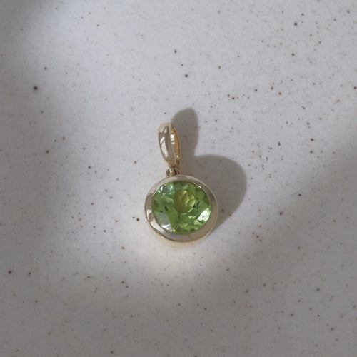 Garnet Pendant in 18K gold