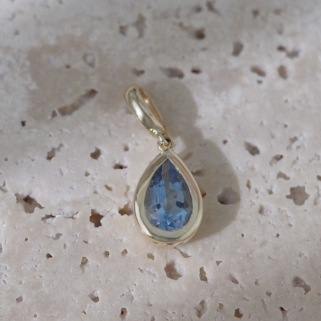 Aquamarine pendant in 18K Gold