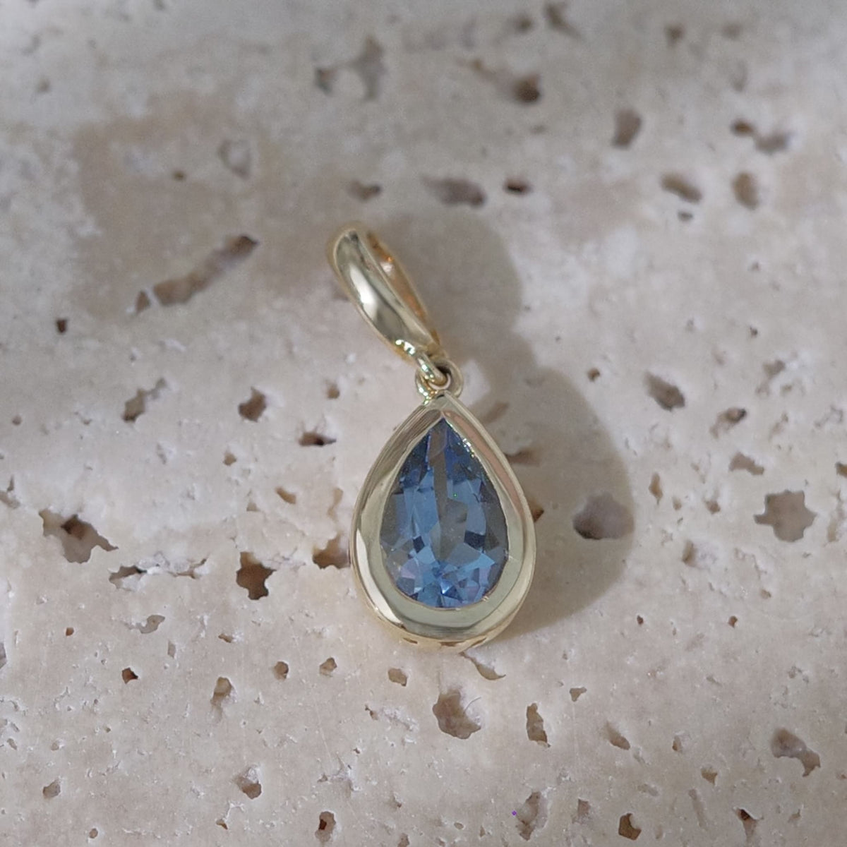 Aquamarine pendant in 18K Gold