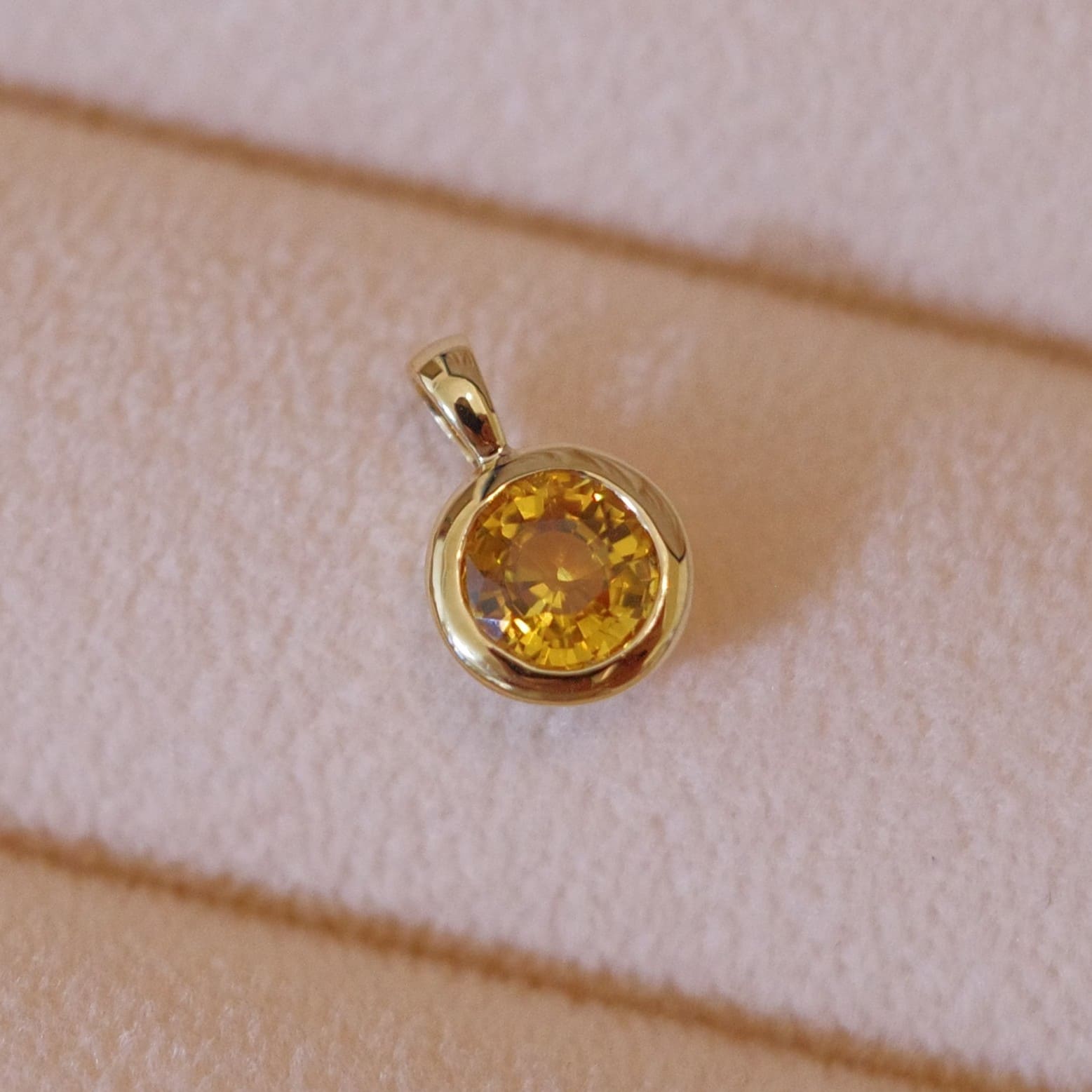 Yellow Sapphire pendant in bezel setting