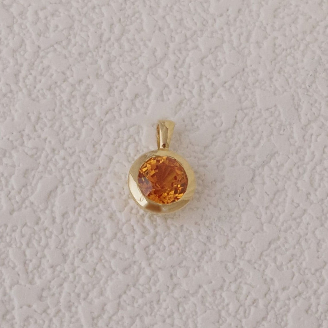 Color sapphire pendant